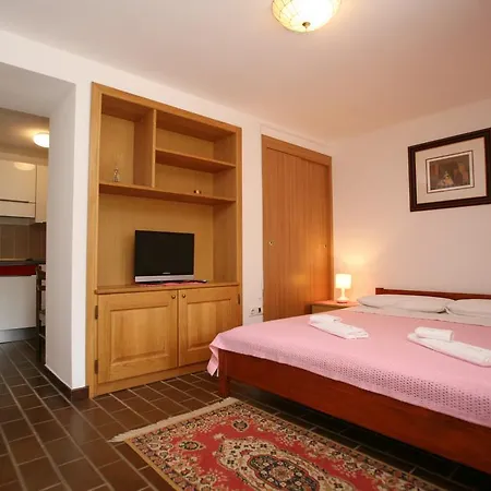 Neda Apartment *